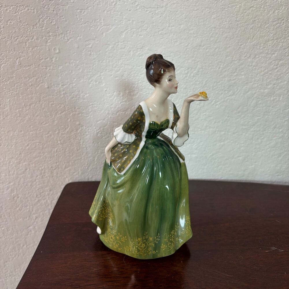 Royal Doulton White Porcelain Figurine Base with Green Markings - Picture 3 of 6